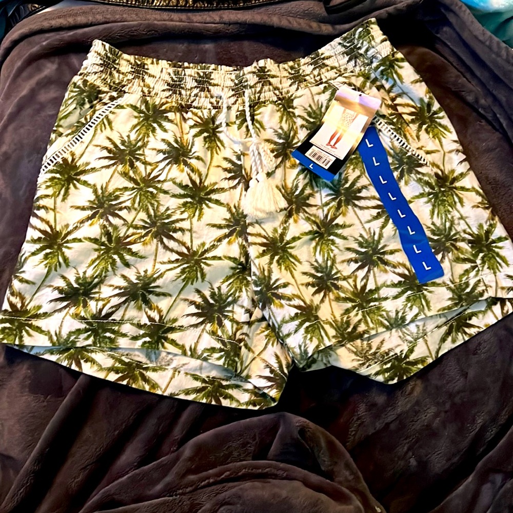 Woman size large Briggs pull on green palm tree shorts NWT